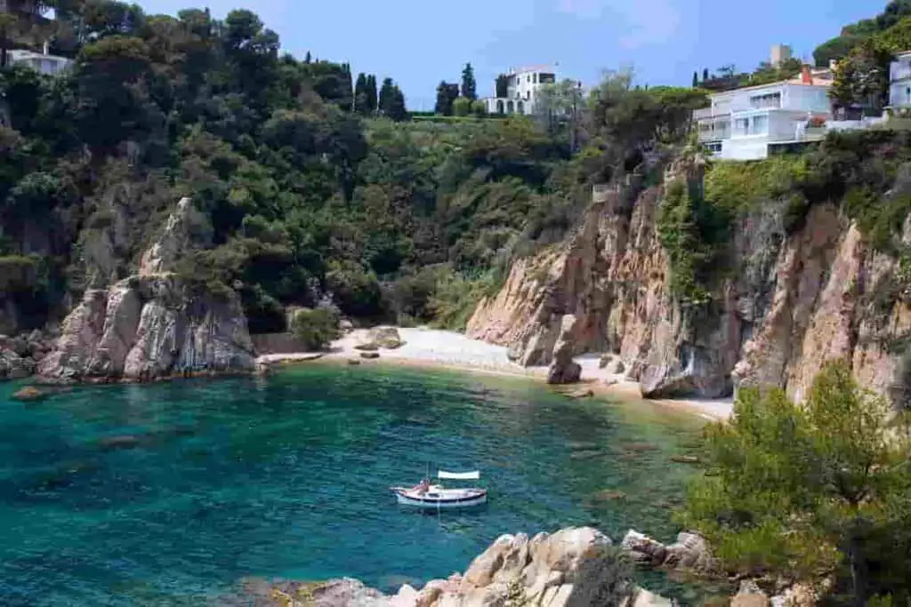 Beach coves beach near Barcelona, 2024 Best Towns Near Barcelona With A Beach: 15 Tops Spots, beach towns near barcelona, best beach towns near barcelona, beach resorts near barcelona, best coastal towns near barcelona, barcelona beach resorts, barcelona beach, cities near barcelona