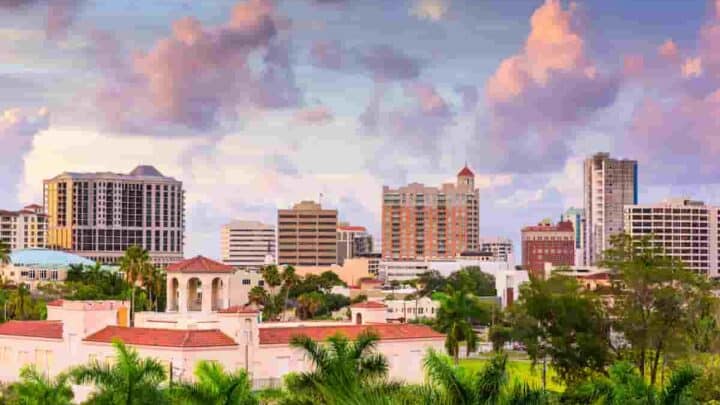 Florida beach towns with buildings and beach with clouds in the sky, Towns Near Sarasota, Florida with a Beach- 10 [Best] Beaches with Surprising Beach Vibe
