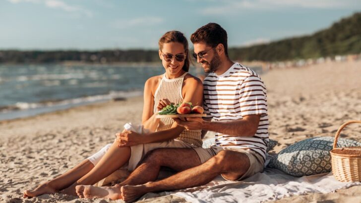 Plan The Perfect Beach Date 7 Fun And Flavorful Food Ideas For Couples