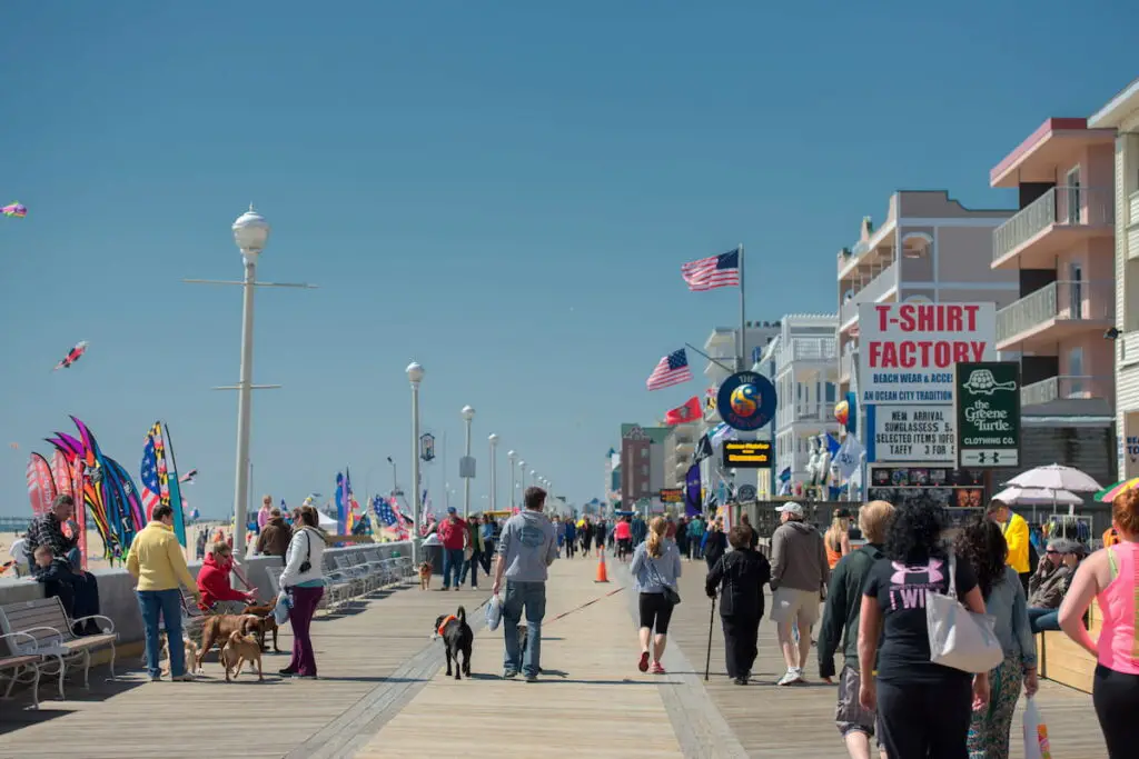 7 Top Beach Boardwalks with the Best Shopping Souvenirs and Local Crafts